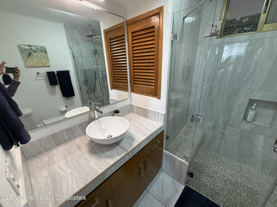 20251204184210205937000000 o