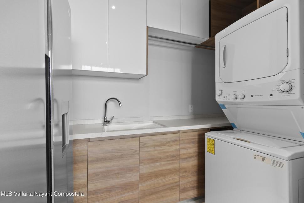 20251105212237721159000000 o